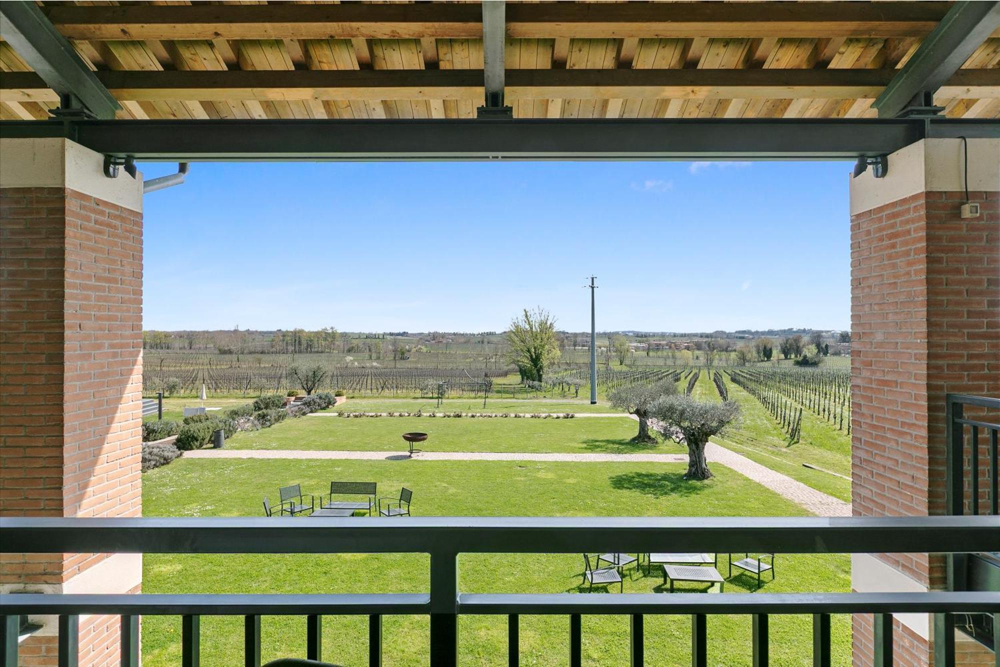 Almavite Wine Resort With Pool Desenzano del Garda Bagian luar foto