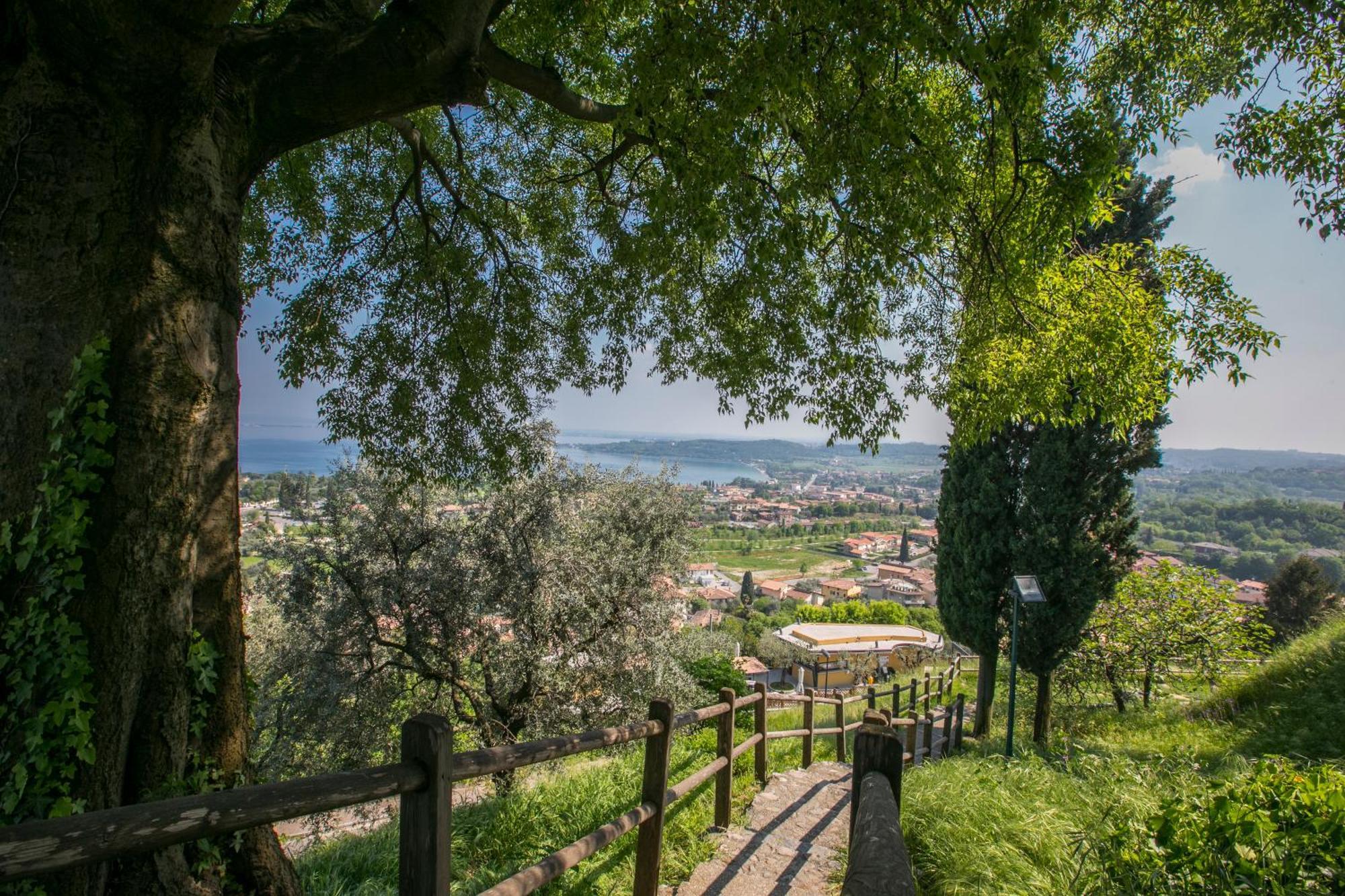 Almavite Wine Resort With Pool Desenzano del Garda Bagian luar foto