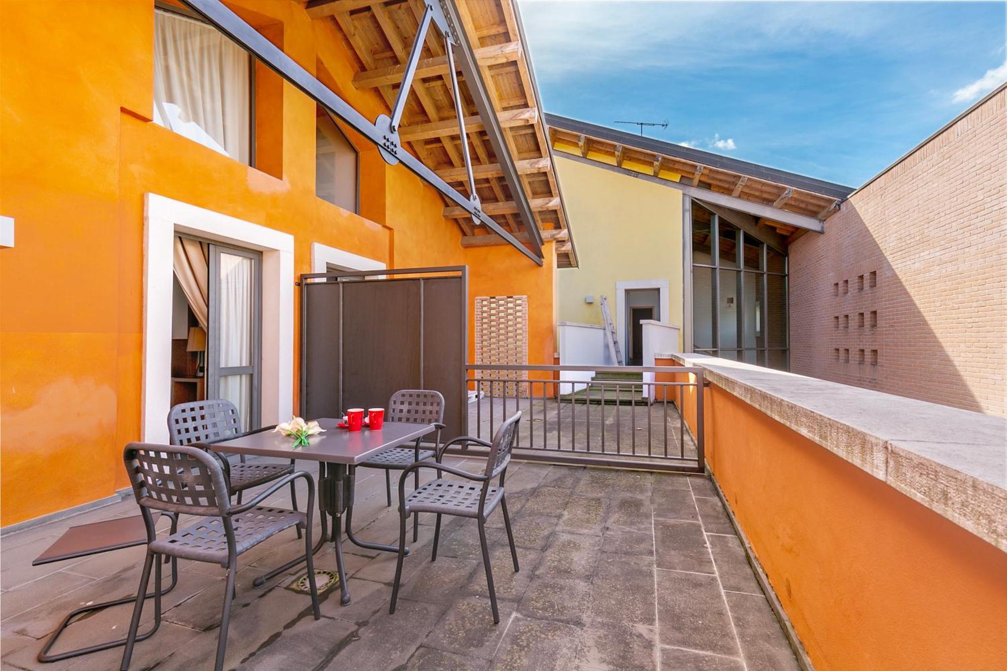 Almavite Wine Resort With Pool Desenzano del Garda Bagian luar foto