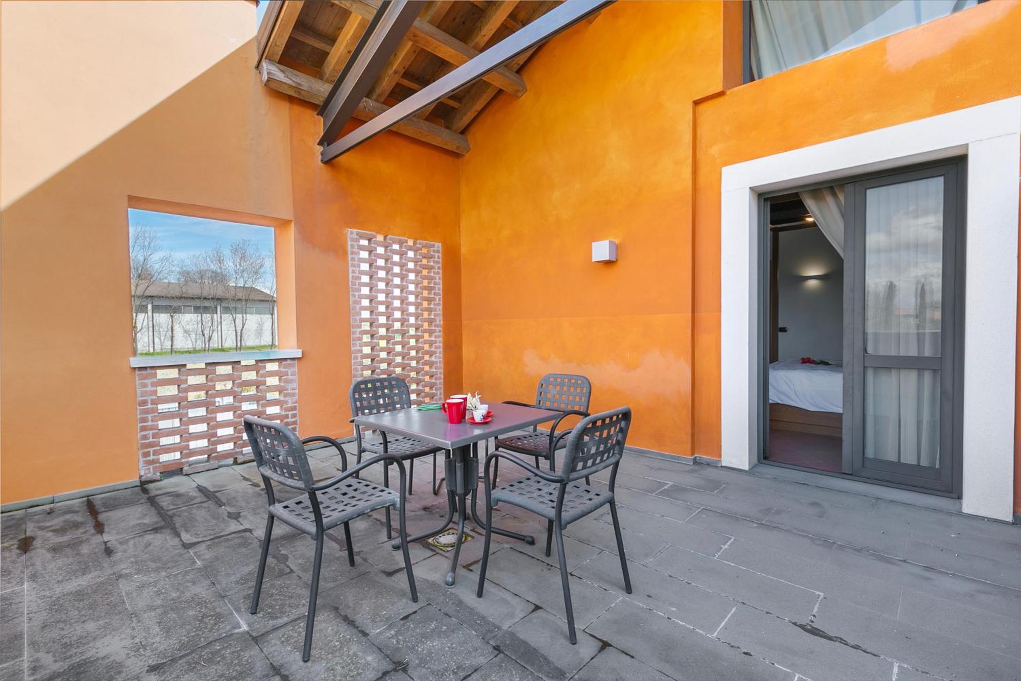 Almavite Wine Resort With Pool Desenzano del Garda Bagian luar foto