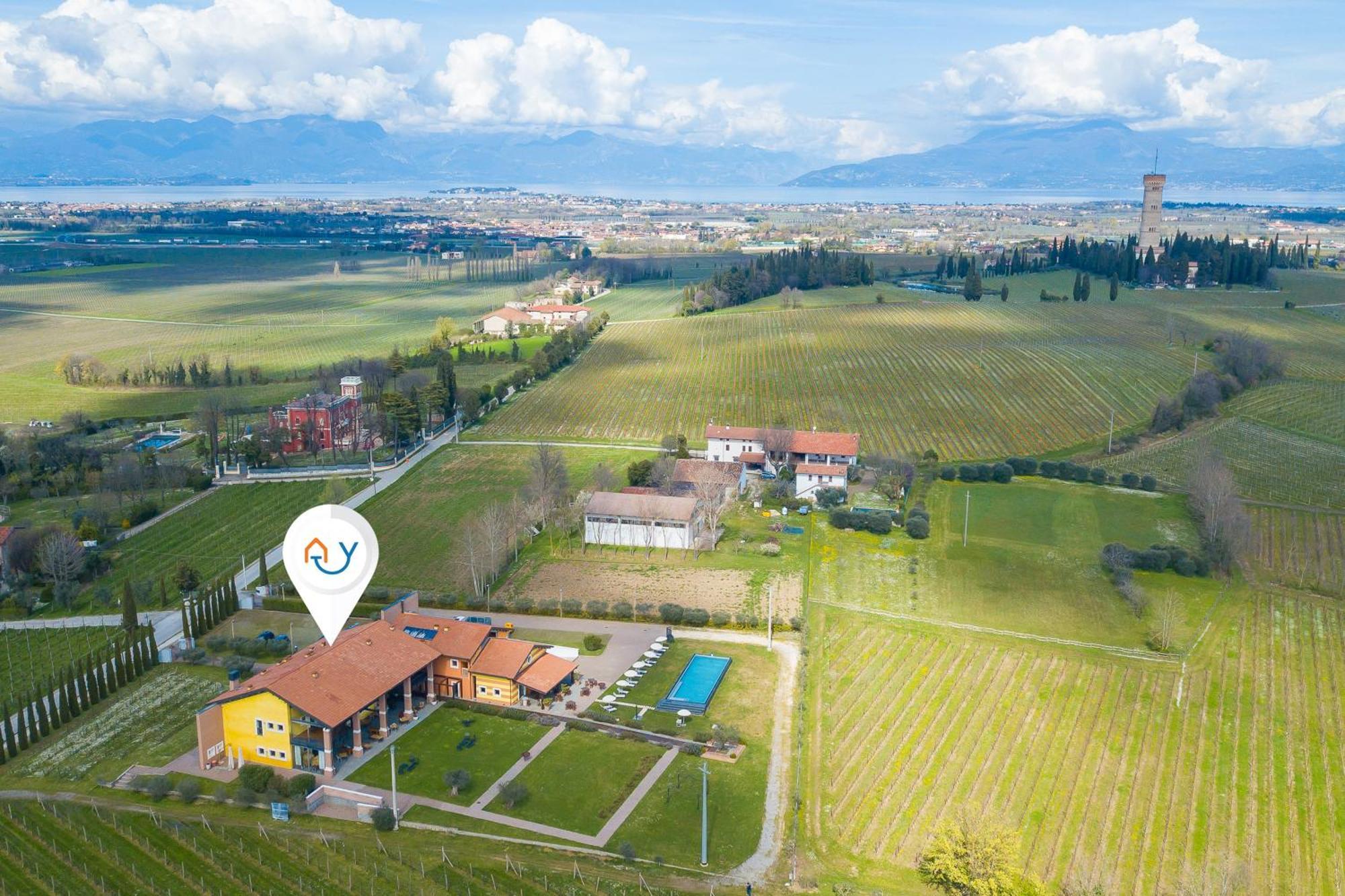 Almavite Wine Resort With Pool Desenzano del Garda Bagian luar foto