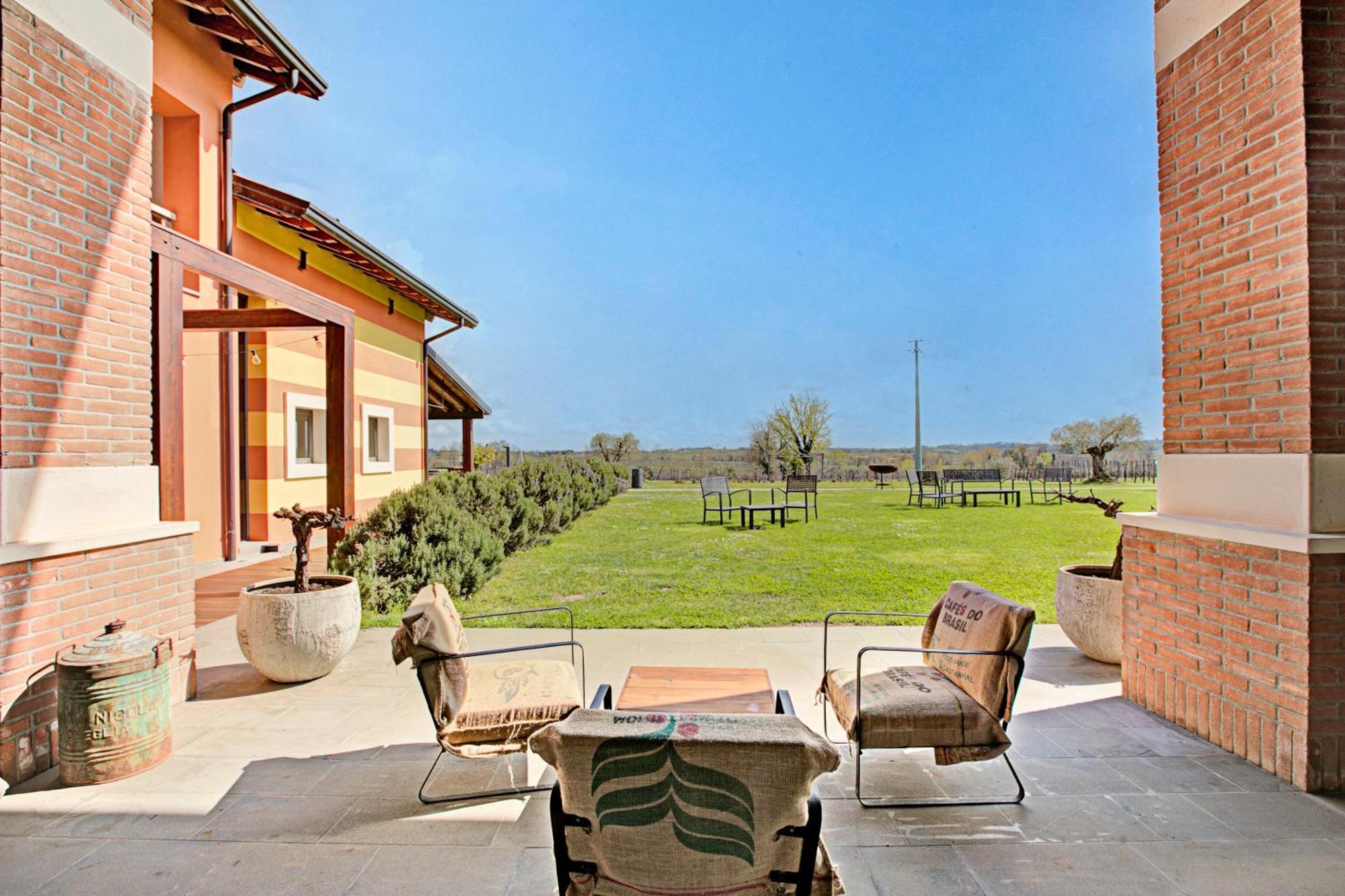Almavite Wine Resort With Pool Desenzano del Garda Bagian luar foto