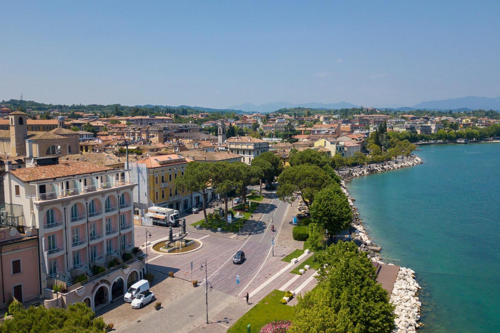 Almavite Wine Resort With Pool Desenzano del Garda Bagian luar foto