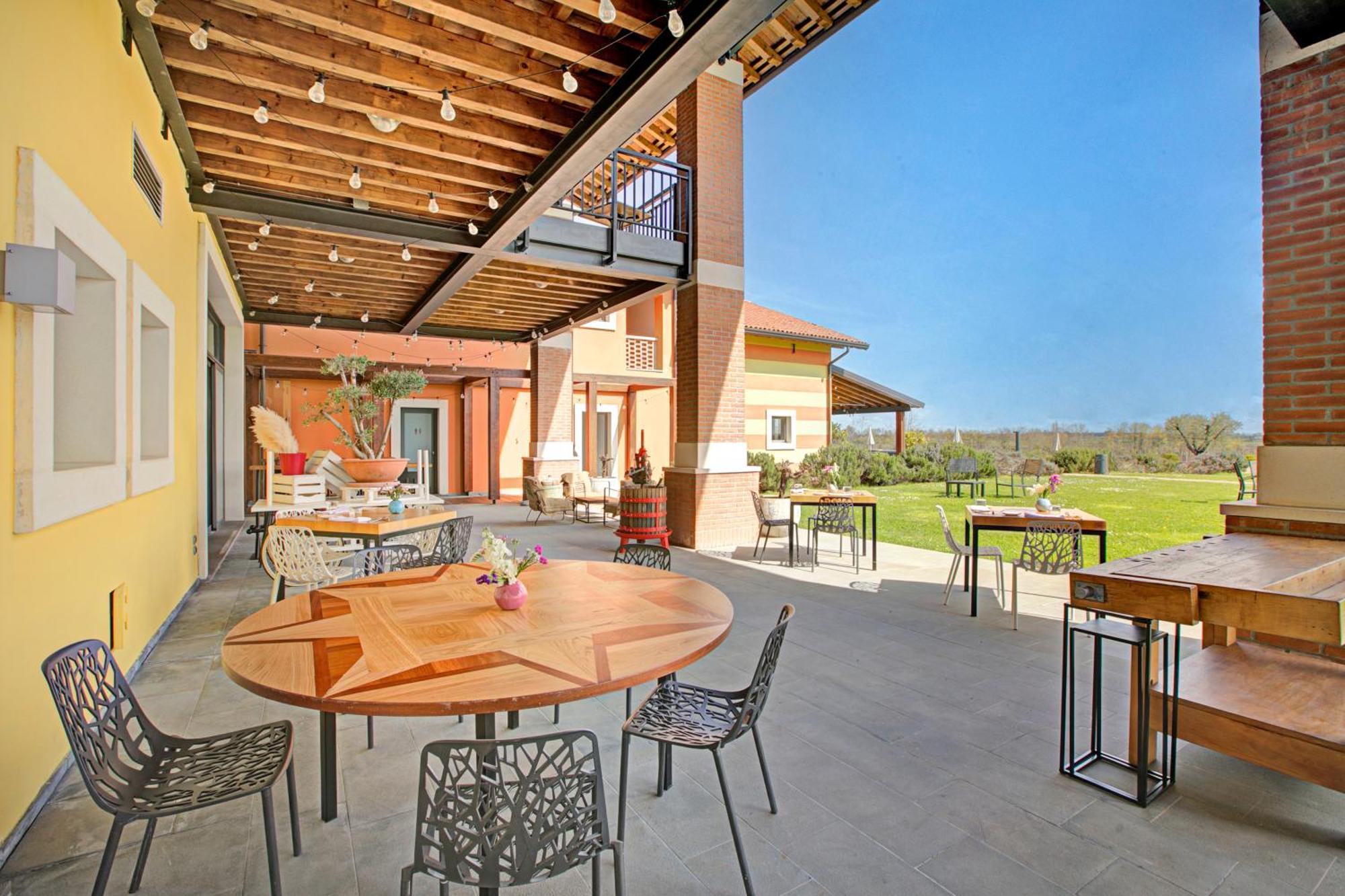 Almavite Wine Resort With Pool Desenzano del Garda Bagian luar foto