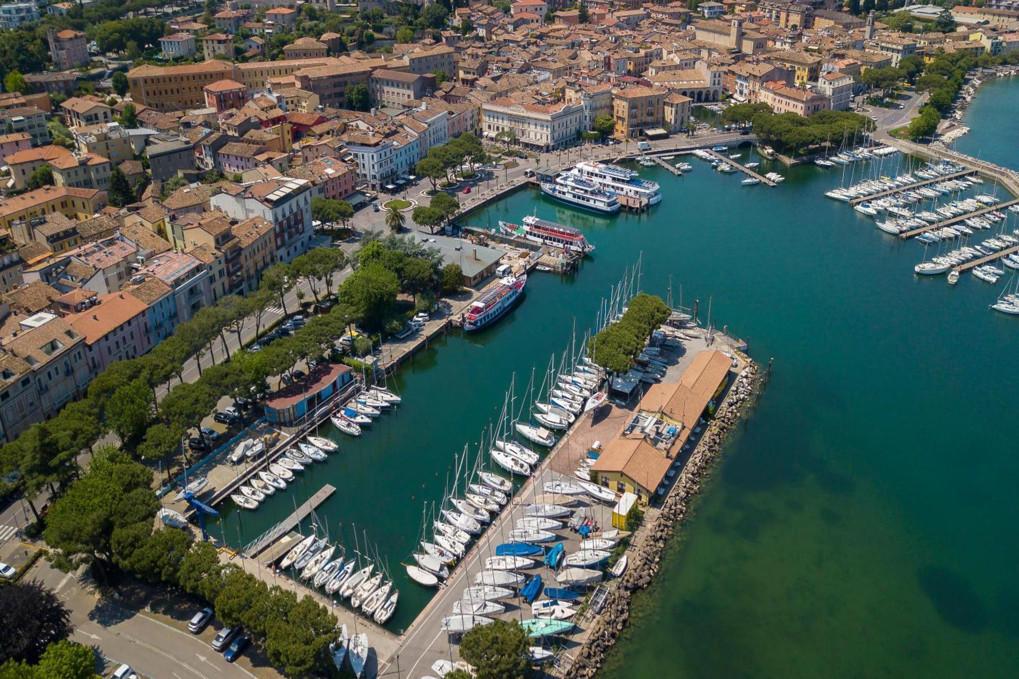Almavite Wine Resort With Pool Desenzano del Garda Bagian luar foto