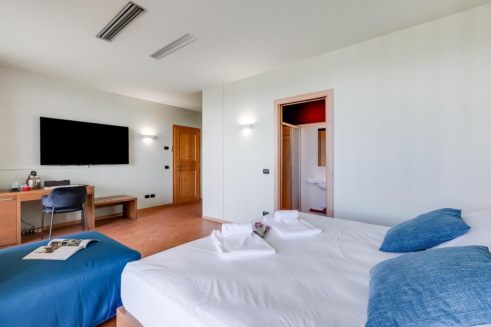 Almavite Wine Resort With Pool Desenzano del Garda Bagian luar foto