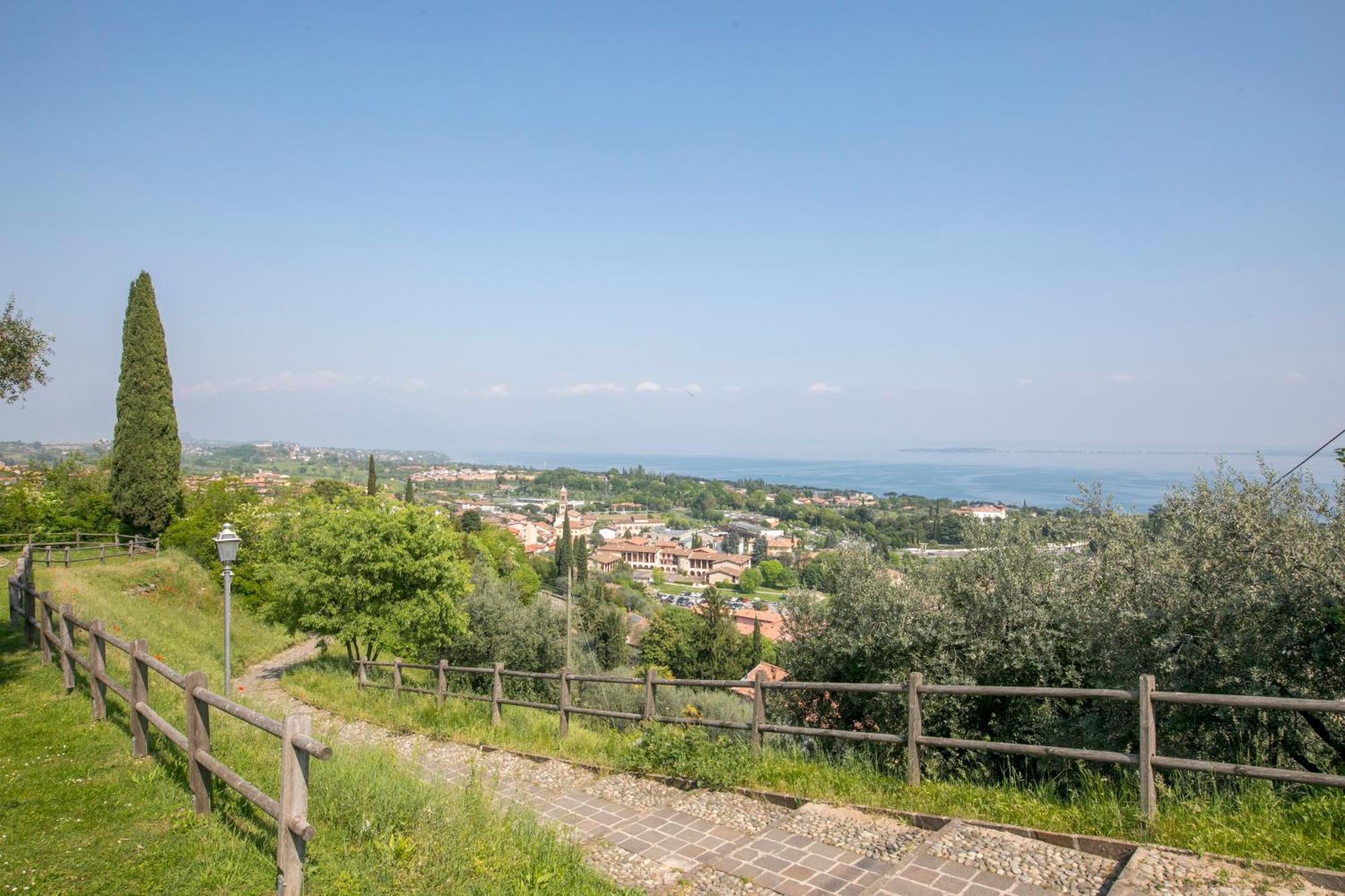 Almavite Wine Resort With Pool Desenzano del Garda Bagian luar foto